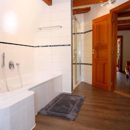 House Monika, Vakantiehuis *